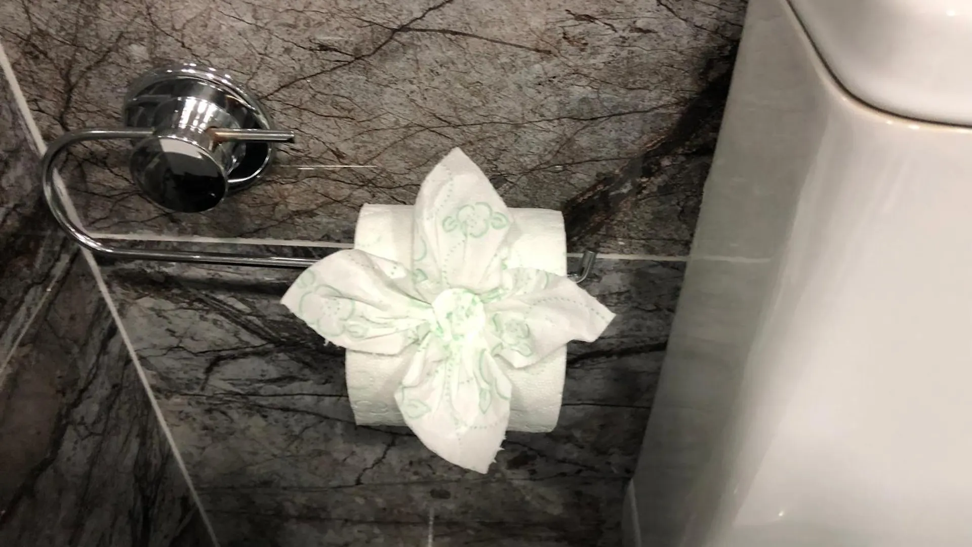 アパート Suite In City Center ティラナ